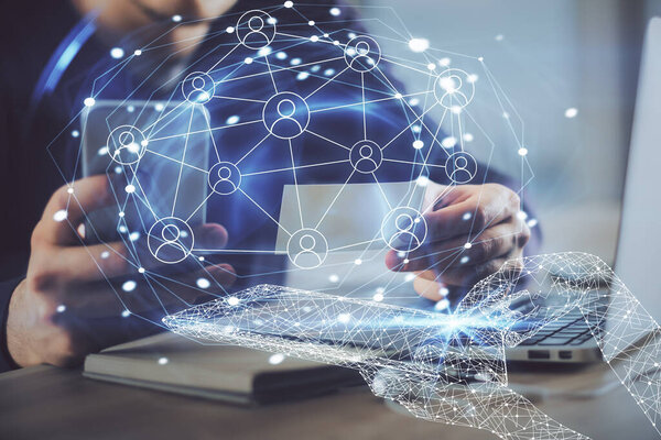 Двойное обнажение рук человека, держащих и использующих тематический рисунок телефона и социальной сети.