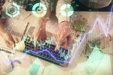 Kadın ve erkeğin birlikte çalıştığı çoklu pozlama ve grafik hologramı çizimi. Finansal analiz konsepti. Bilgisayar arkaplanı. Üst Görünüm.