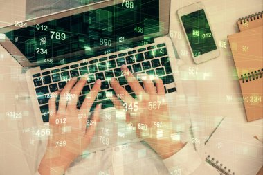 Bilgisayar ve veri temalı hologram çizimlerinde çalışan kadın elleri çift pozlama. Üst Manzara. Teknoloji konsepti.