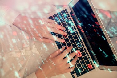 Bilgisayar ve veri temalı hologram çizimlerinde çalışan kadın elleri çift pozlama. Üst Manzara. Teknoloji konsepti.