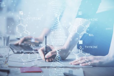 Bilgisayarda yazı yazan ve DNA hologramı çizen bir kadının ellerine iki kez maruz kalmış. Tıp eğitimi kavramı.