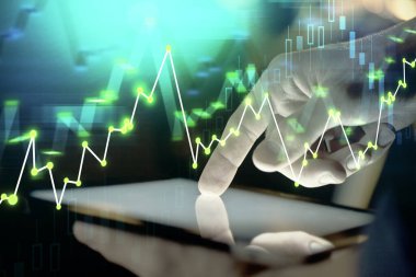 Bir adamın elini tutarken ve dijital bir cihaz ve ön grafik çizimi kullanırken çift pozlama. Finansal piyasa kavramı.