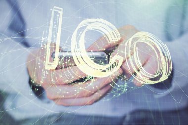 Bir adamın elini tutarken ve telefon ve kripto para birimi engelleme teması kullanırken çift pozlama.