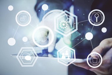 Bir adamın elini tutarken ve telefon ve sosyal ağ teması kullanırken çift pozlama.