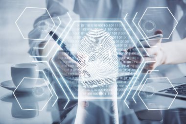 Parmak izi hologramına çifte maruz kalma ve mobil cihaz kullanan bir kadın. Güvenlik kavramı.