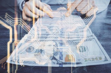 Teknolojinin hologramı, Amerikan dolarları ve insan eli çizimleri. Teknoloji konsepti.
