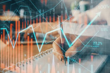 Ön x çizelgesinin arka plan notları alan insanların üzerini çizerken çift pozlama. Mali analiz kavramı