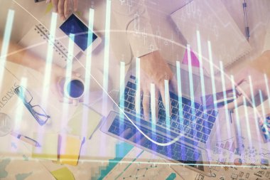 İnsan elinin bilgisayar klavyesine ve forx grafik hologramı çizimine çoklu pozlama. Üst Manzara. Finans piyasası kavramı.