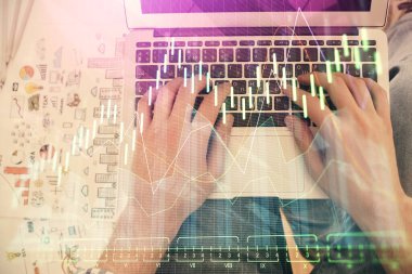 Dizüstü bilgisayarda klavye ve forx grafik hologram çizimlerini yazarken çift pozlama. Üst Manzara. Finans piyasası kavramı.