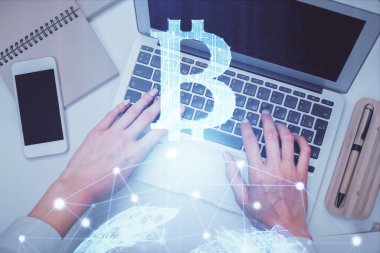 Bilgisayarda çalışan kadın elleri ve engelleme temalı hologram çizimleri. Üst Manzara. Bitcoin kripto para birimi kavramı.