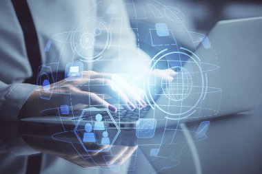 Kadın elinin bilgisayar ve sosyal ağ temalı hologram çizimlerinde çifte pozlama. Halk medyası kavramı.