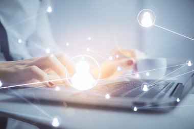 Kadın elinin bilgisayar ve sosyal ağ temalı hologram çizimlerinde çifte pozlama. Halk medyası kavramı.