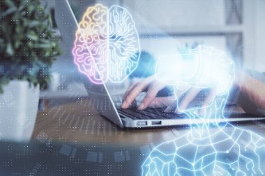 Kadın eli bilgisayarda yazarken çift pozlama ve AR gözlüklü bir adam çizim yapıyor. Eğitim kavramı.