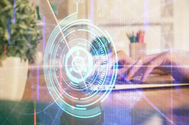 Bilgisayar ve veri temalı hologram çizimlerinde çalışan kadın elleri çift pozlama. Teknoloji kavramı.