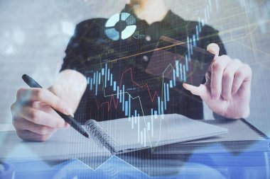 Ellerinde kredi kartı ve forex çizimi olan bir adamın çift pozu. İnternet E-ticaret kavramında hisse senedi ve dijital fintech.