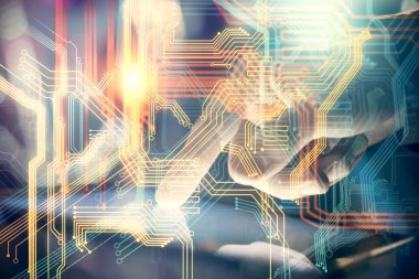 Dijital bir cihaz ve harita kullanarak insanın elini tutarken birden fazla pozlama. Uluslararası iş kavramı.