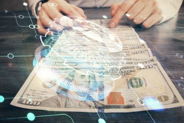 Teknolojinin iki katına çıkması hologram, dolar banknotları ve insan eli. Veri kavramı