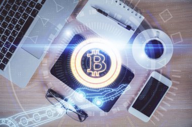 Telefonlu masanın üzerinde iki kat daha fazla engelleme temalı hologram görüntüsü var. Üst Manzara. Kripto teknolojisi kavramı.