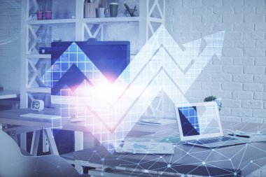 Büyüyen oklar ve ofisin arka planında çift pozlama. Büyüme Konsepti.