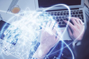 İnsan elinin bilgisayar klavyesi ve iş temalı hologram çiziminin üzerine iki kez yazı yazması. Üst Manzara. Finans piyasası kavramı.