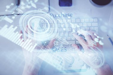 İnsan elinin bilgisayar klavyesi ve iş temalı hologram çiziminin üzerine iki kez yazı yazması. Üst Manzara. Finans piyasası kavramı.