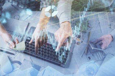 Kadın ve erkeğin birlikte çalışırken çifte pozlama ve hologram çizimi ön plana çıkarma. Finansal analiz konsepti. Bilgisayar arkaplanı. Üst Görünüm.