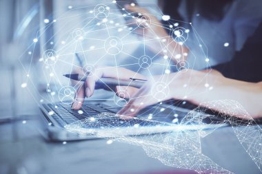 Kadın elinin bilgisayar ve sosyal ağ temalı hologram çizimlerinde çifte pozlama. Halk medyası kavramı.