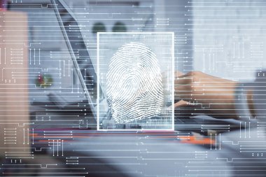 Bilgisayarda yazı yazan ve parmak izi çizimi yapan bir kadının ellerine iki kez maruz kalmış. Güvenlik kavramı.