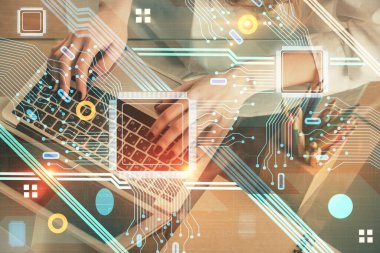 Bilgisayar ve veri temalı hologram çizimlerinde çalışan kadın elleri çift pozlama. Teknoloji kavramı.