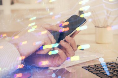 Bir adamın elini tutarken ve dijital bir cihaz ve veri temalı hologram çizimi kullanırken çift pozlama. Teknoloji konsepti.