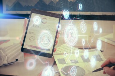 Bir adamın elini tutarken ve dijital bir cihaz ve veri temalı hologram çizimi kullanırken çift pozlama. Teknoloji konsepti.