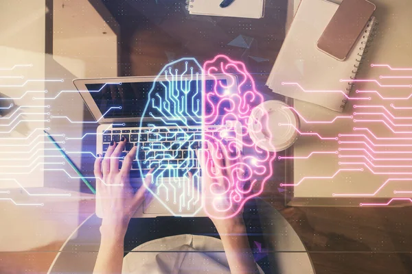 Ganda Paparan Wanita Bekerja Pada Komputer Dan Gambar Hologram Otak — Stok Foto