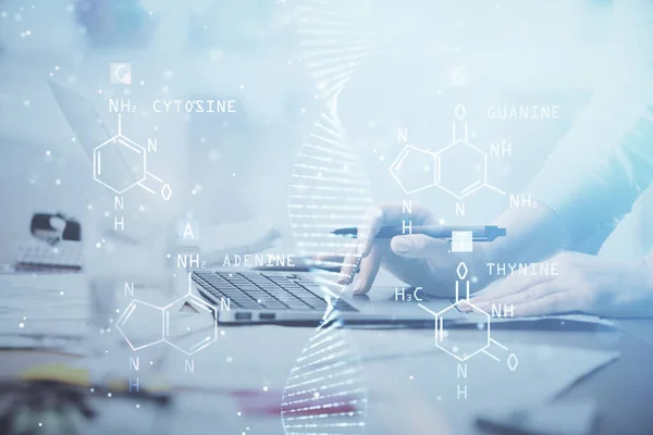 妇女双手在计算机和Dna全息图上打字的双重曝光 医学教育概念 — 图库照片