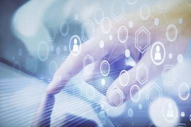 Bir adamın elini tutarken ve telefon ve sosyal ağ teması kullanırken çift pozlama.