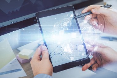 Bir adamın elini tutarken ve telefon ve sosyal ağ teması kullanırken çift pozlama.