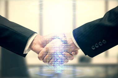İki kişinin veri temalı hologramı ve el sıkışması. Bilişim endüstrisi konseptinde ortaklık.