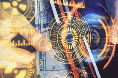 Teknolojinin hologramı, Amerikan dolarları ve insan eli çizimleri. Teknoloji konsepti.