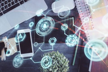 Sosyal ağ temalı çizimlerin telefon üzerinden çifte pozlandırılması. Üst Manzara. Kavram bağlayan insanlar.