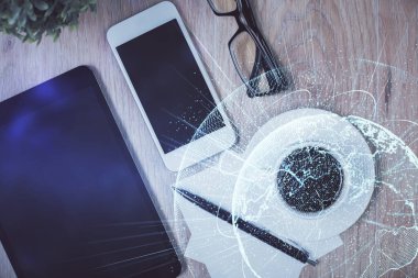 Sosyal ağ temalı çizimlerin telefon üzerinden çifte pozlandırılması. Üst Manzara. Kavram bağlayan insanlar.