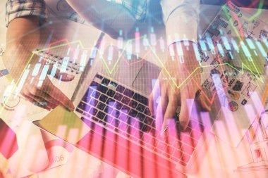 Kadın ve erkeğin birlikte çalışırken çifte pozlama ve hologram çizimi ön plana çıkarma. Finansal analiz konsepti. Bilgisayar arkaplanı. Üst Görünüm.