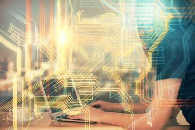 Bilgisayar ve dünya haritası çizimleri üzerinde çalışan kadın elleri çift pozlama. Uluslararası teknoloji sektörü konsepti.