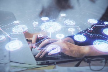 Kadın elinin bilgisayar ve sosyal ağ temalı hologram çizimlerinde çifte pozlama. Halk medyası kavramı.