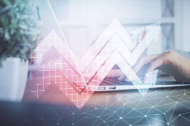 Bilgisayarda yazı yazan ve ok çizen kadınların ellerine iki kez maruz kalmışlar. Başarı konsepti.