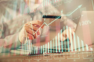 Ellerinde kredi kartı ve forex çizimi olan bir adamın çift pozu. İnternet E-ticaret kavramında hisse senedi ve dijital fintech.