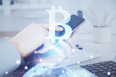 Bir adamın elini tutarken ve telefon ve kripto para birimi engelleme teması kullanırken çift pozlama.