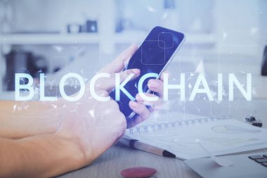 Bir adamın elini tutarken ve telefon ve kripto para birimi engelleme teması kullanırken çift pozlama.