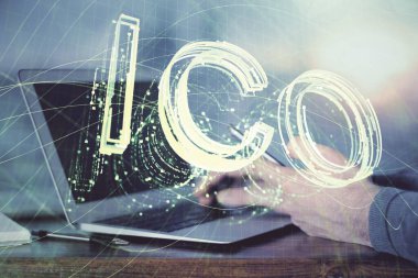 Bir adamın elini tutarken ve telefon ve kripto para birimi engelleme teması kullanırken çift pozlama.