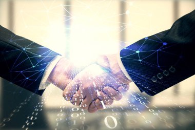 İki kişinin veri temalı hologramı ve el sıkışması. Bilişim endüstrisi konseptinde ortaklık.