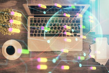 Harita hologramının çalışma masası arkaplanını bilgisayarla çizerken çift pozlama. Uluslararası ağ kavramı. Üst görünüm.