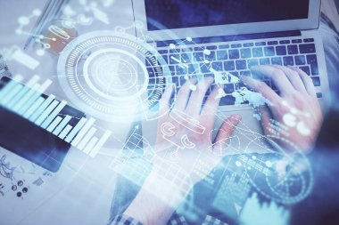 İnsan elinin bilgisayar klavyesi ve iş temalı hologram çiziminin üzerine iki kez yazı yazması. Üst Manzara. Finans piyasası kavramı.